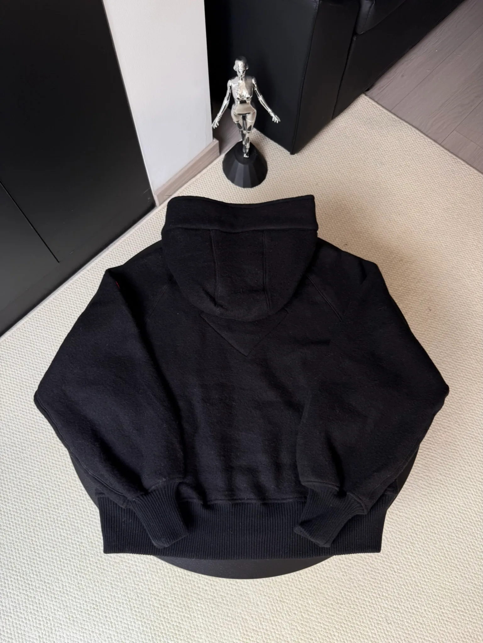 P660 Canada Goose Fleece Wool Badge Hooded Jacket Fabric selection: Wool fleece fabric blended with wool as the main body and a very small amount of spandex and polyester fiber. Wool is a core natural ingredient that provides unparalleled temperature regulation, antibacterial and anti-odor properties and a skin-friendly feel. The feeding of a small amount of spandex gives the fabric a certain degree of four-way elasticity, making it non-restrictive during daily activities. As the basis of fleece's structure, polyester fiber enhances the fabric's durability, wrinkle resistance and quick-drying properties. It contributes to the loft of the fleece and provides functions such as trapping air.  Detail 1: The sleeves and hem are closed with 2×2 ribbing. Its strong elasticity can closely fit wrists and waists of different thicknesses, forming an effective 'seal' to prevent cold wind from blowing back. It can still maintain its original shape after repeated stretching and use, and is not easy to loose and deform. And the ribbed cuffs can convey a sense of design and enhance the visual beauty.  Detail 2: The combination of hood design and elastic buckle improves warmth and windproof performance when wearing. Accessories: Customized elastic drawstring, elastic buckle, custom zipper pendant, custom armband Size: S M L Color: black gray coffee rice pink
